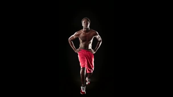 Jeune homme athlétique faisant des exercices — Video