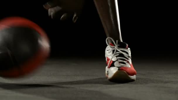 Hombre atlético con pelota de baloncesto — Vídeo de stock