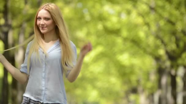 Mooie blonde meisje portret in de zomerdag — Stockvideo