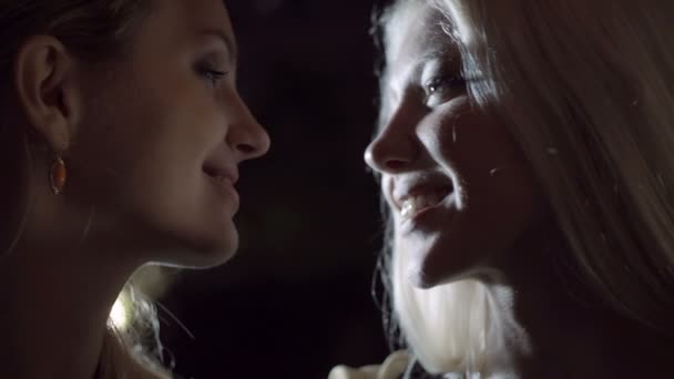 Fiatal gyönyörű leszbikus nők homoszexuális pár közelről — Stock videók