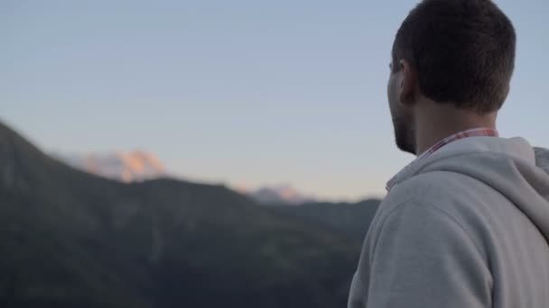 Visão traseira do jovem olhando para o panorama na natureza montanha ao ar livre — Vídeo de Stock