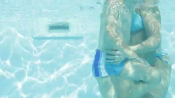 Kind und Mutter schwimmen unter Wasser — Stockvideo