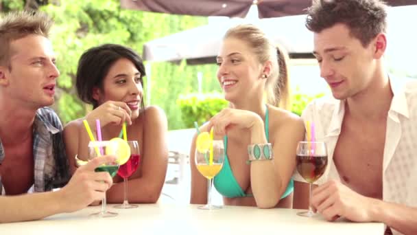 Par av vänner på water park i sommardag dricker cocktails — Stockvideo