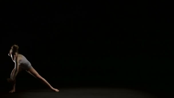 Balletdanser is alleen dansen op het podium — Stockvideo