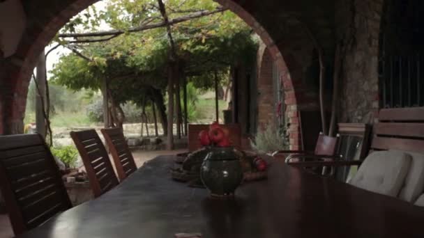 Прогулка бросить красивый сельский живописный фермерский дом — стоковое видео