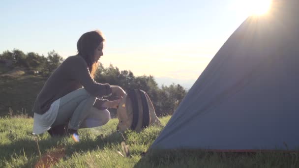 Jovem prepara mochila e vai embora no cenário da natureza ao ar livre — Vídeo de Stock