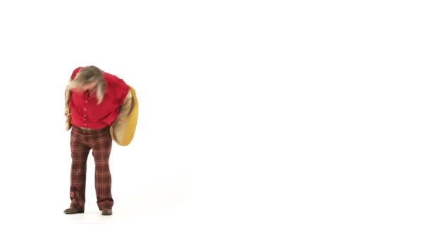 Чоловік середнього віку одягається в 70-х робить рухи — стокове відео