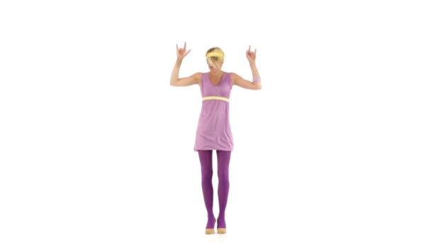 Ung blond flicka klädd i lila kläder — Stockvideo