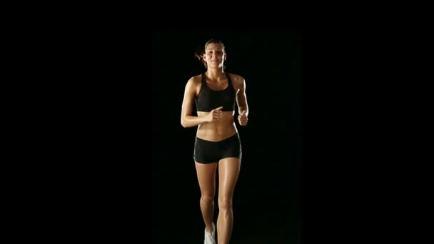 Спортивная женщина в спортивной одежде бегает — стоковое видео