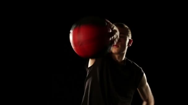 Sportsman perform basketball freestyle trick — Stock Video