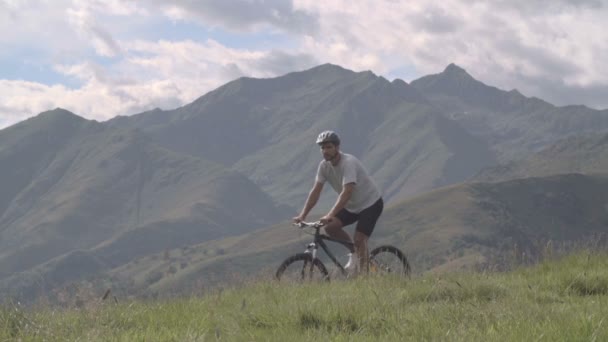 Atlético homem ciclismo ao ar livre na montanha — Vídeo de Stock