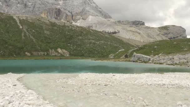 Lago en la reserva nacional de Yading en el condado de Daocheng — Vídeo de stock