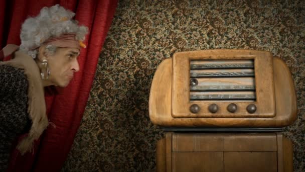 Divertente nonna accendere una vecchia radio — Video Stock