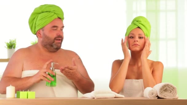 L'uomo sovrappeso insegna il trattamento di bellezza alla donna alle terme — Video Stock