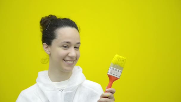 Woman gesturing with yellow brush — Stock Video