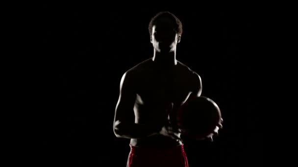 Hombre jugando con pelota de baloncesto — Vídeos de Stock