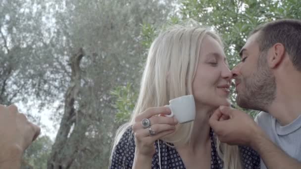 Groep gelukkige vrienden tijdens het Italiaanse ontbijt — Stockvideo