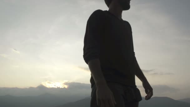 Man kijken in panorama op berg — Stockvideo