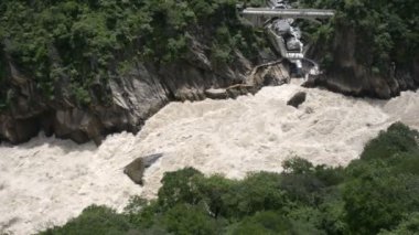 Jinsha Nehri üzerinde sıçrayan Gorge doğal Kanyon yazarak