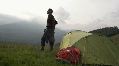 Genç güzel sakallı adam dağda panorama izliyor