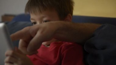 Kanepe evde tablet ile çocuk oyun
