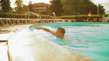 Delikanlı havuz içine dalış yaz gün 