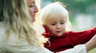 Çocuk annesi ile oynuyor 