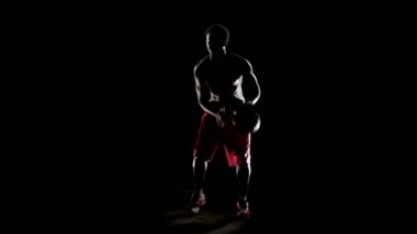 Basketbol topu ile oynayan adam
