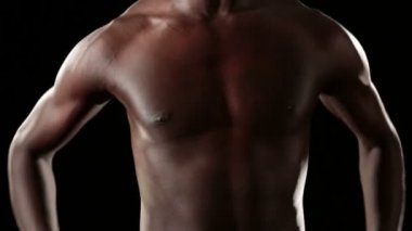 atletik erkek egzersizleri yapıyor