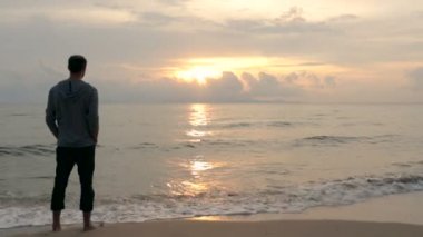 adam kumsalda dinlenmek 