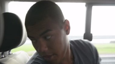 Genç güzel siyah adam bir seyahat sırasında arkadaşlarıyla konuşuyor