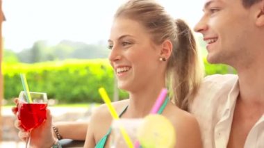 Genç bir çift su parkında yaz gün 