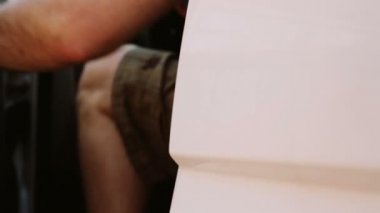 Genç adam almak beyaz van  