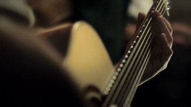 genç adam şarkı söylüyor