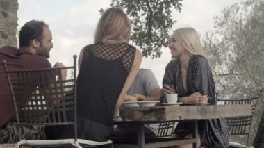 İtalyan kahvaltısı sırasında mutlu arkadaş grubu 