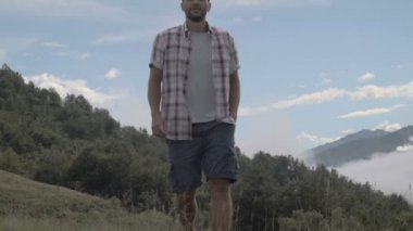 Yaz günü genç adam açık trekking dağ yolu üzerinde 