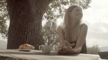 İki genç güzel mutlu kadın öp ve gülümse