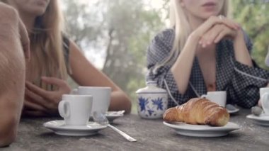 İtalyan kahvaltısı sırasında mutlu arkadaş grubu 