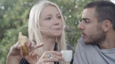 İtalyan kahvaltısı sırasında mutlu arkadaş grubu 