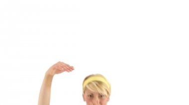 Mor elbise giyen genç sarışın kız