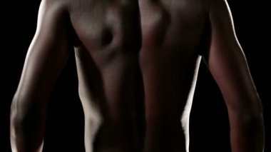 Germe yapan atletik erkek