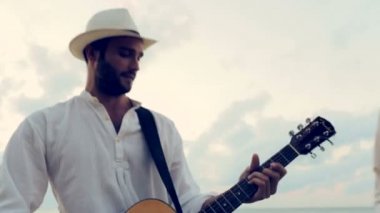 Dört arkadaş grubu zevk kendilerini gitar çalmak ve dans
