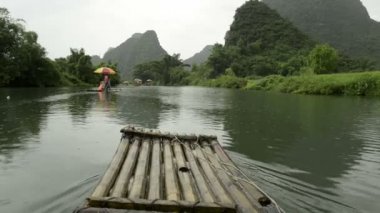 Li Nehri üzerinde bir bambu Sal üzerinde seyir 