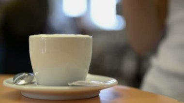 kadın stiring kaşık kapuçino ile