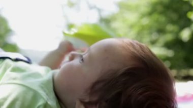 Güneşli yaz günü gülümseyen küçük sarışın kız portre 