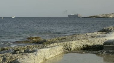 Konteyner gemisi bırakın yakınındaki Marsaxlokk Malta serbest liman 