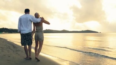 Genç Romantik Çift günbatımında kıyıda yazları açık dans