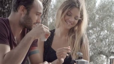 İtalyan kahvaltısı sırasında mutlu arkadaş grubu 