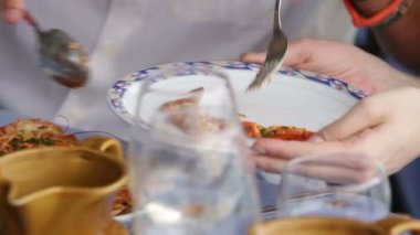 Genç adam shellfishes yiyor