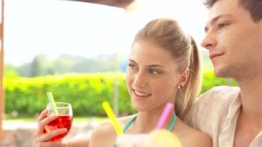 Su parkında yaz gün genç bir çift, kokteyl içiyor bar